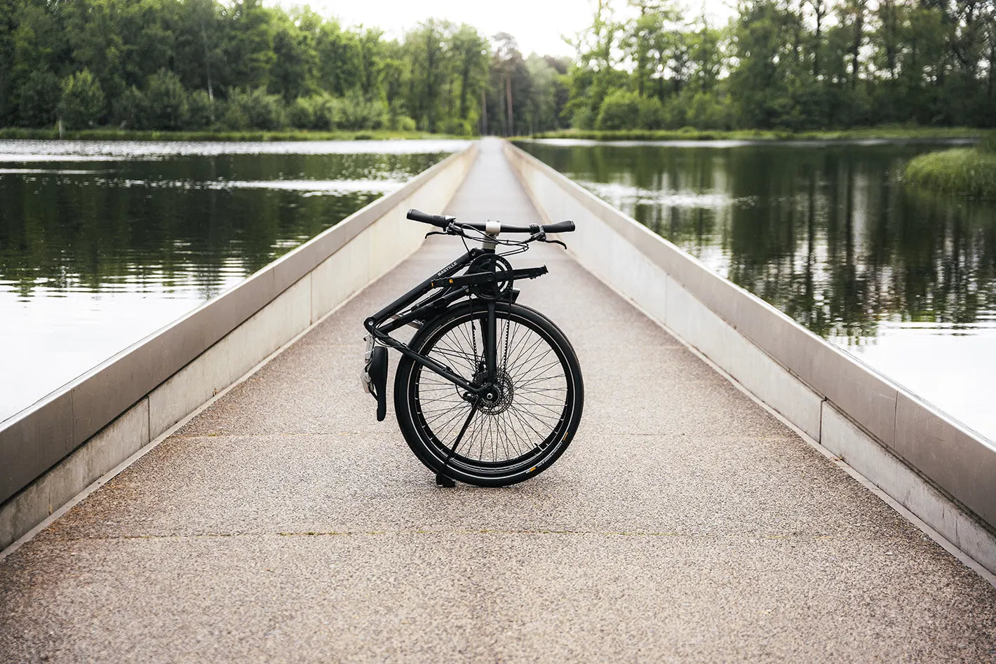 Vélo Bastille à grande roue plié dans sa position T