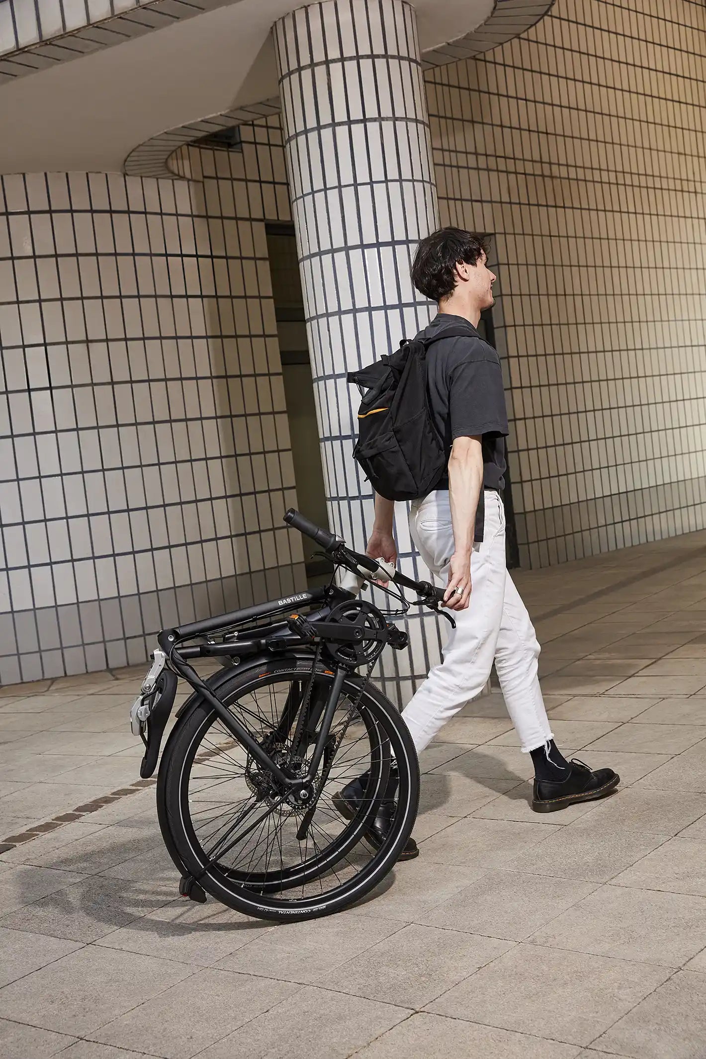 Cycliste avec son vélo bastille qui le tire à l'aide de la potence rotative