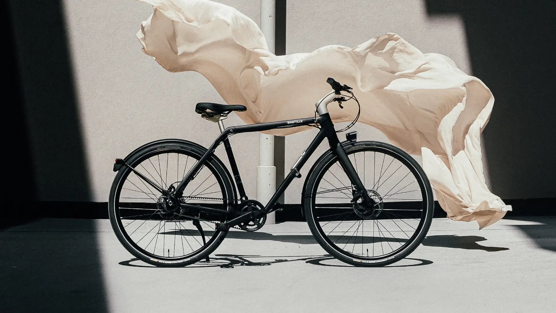 Avec ou sans béquille, le vélo Bastille vous accompagne partout