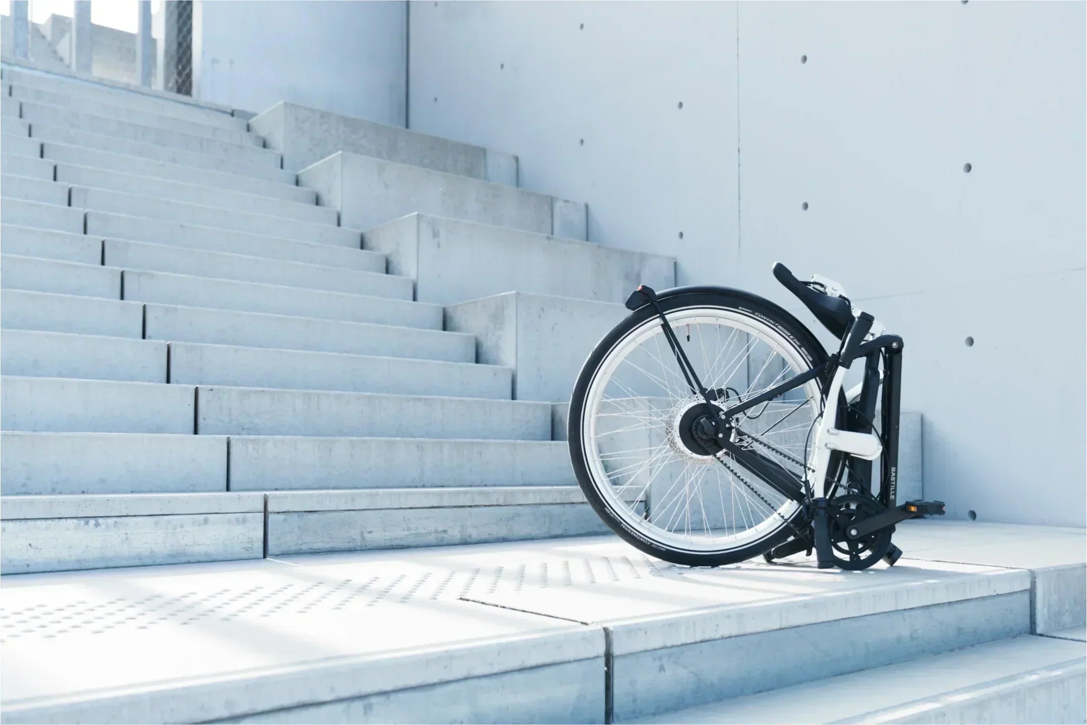 Un vélo pliant électrique à grandes roues plié