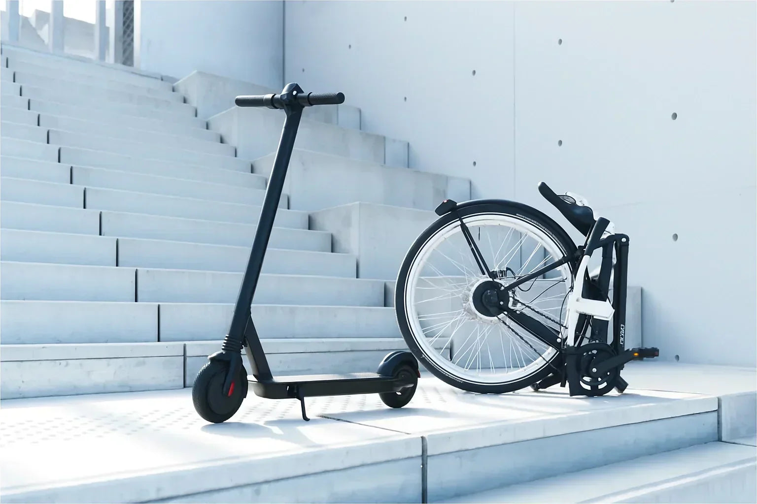 Un vélo pliant et une trottinette électrique côte à côte