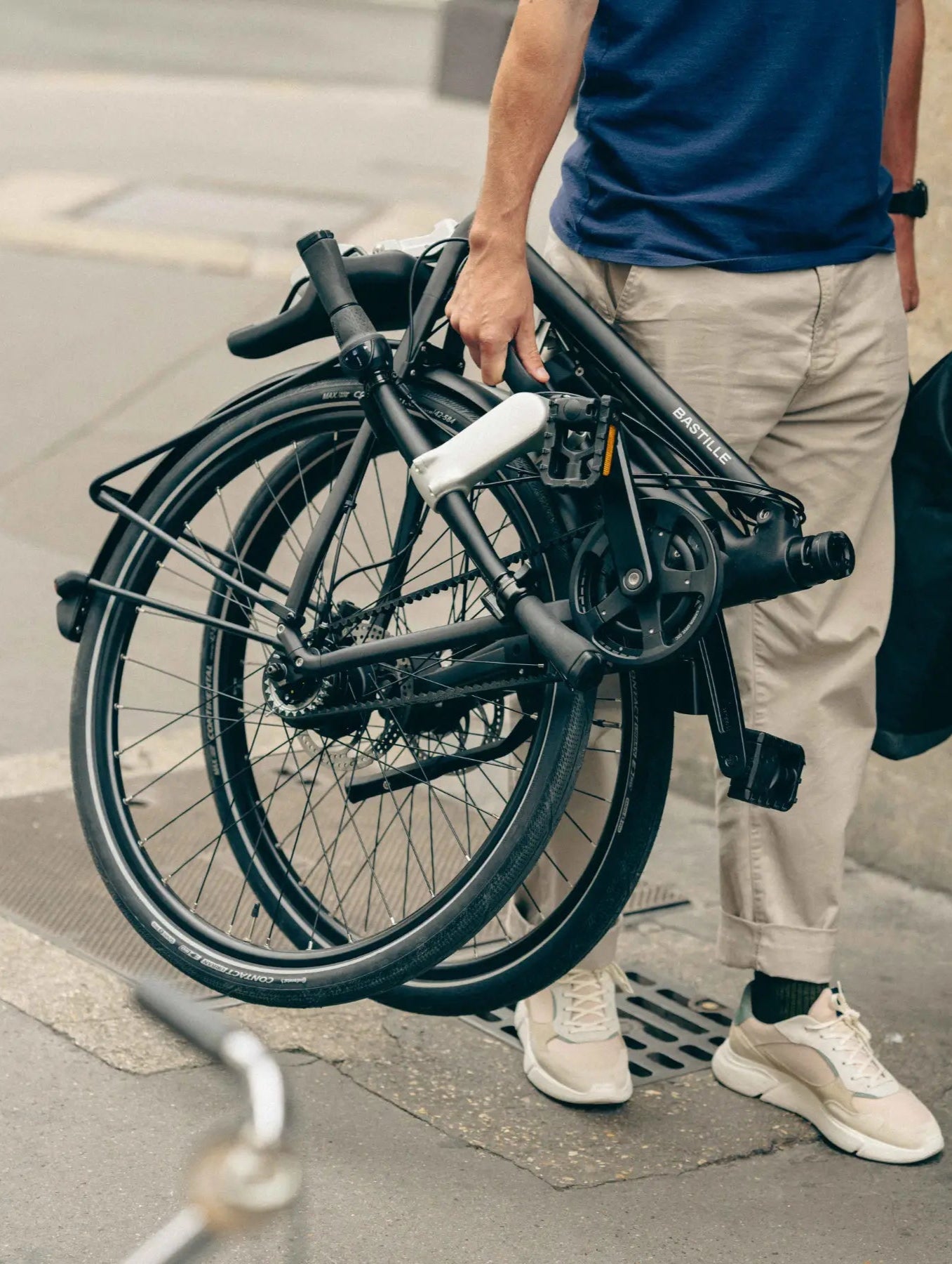 Le Bastille est léger et se porte facilement grâce à sa poignée
