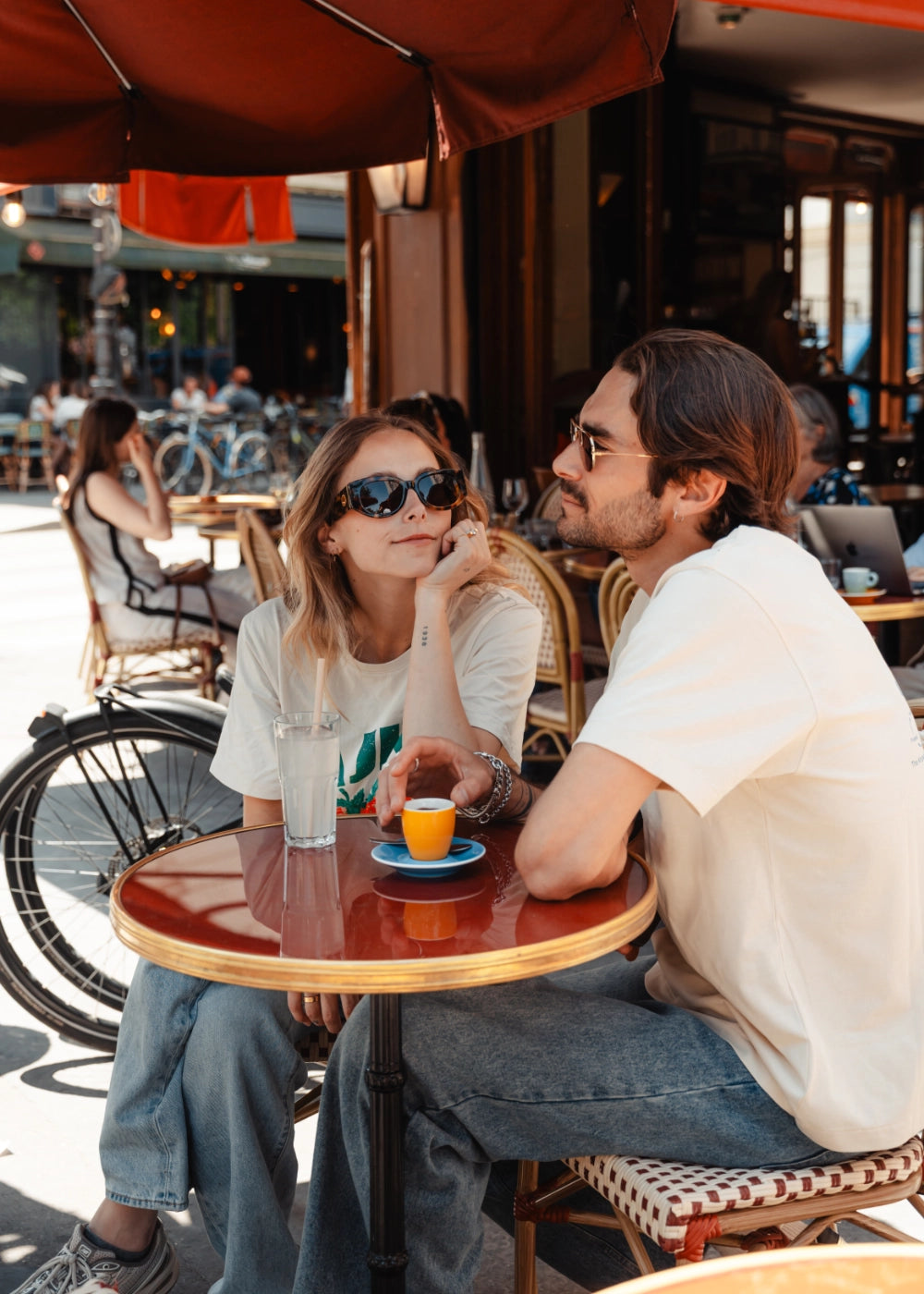 Un couple en terrasse avec le bastille électrique plié.