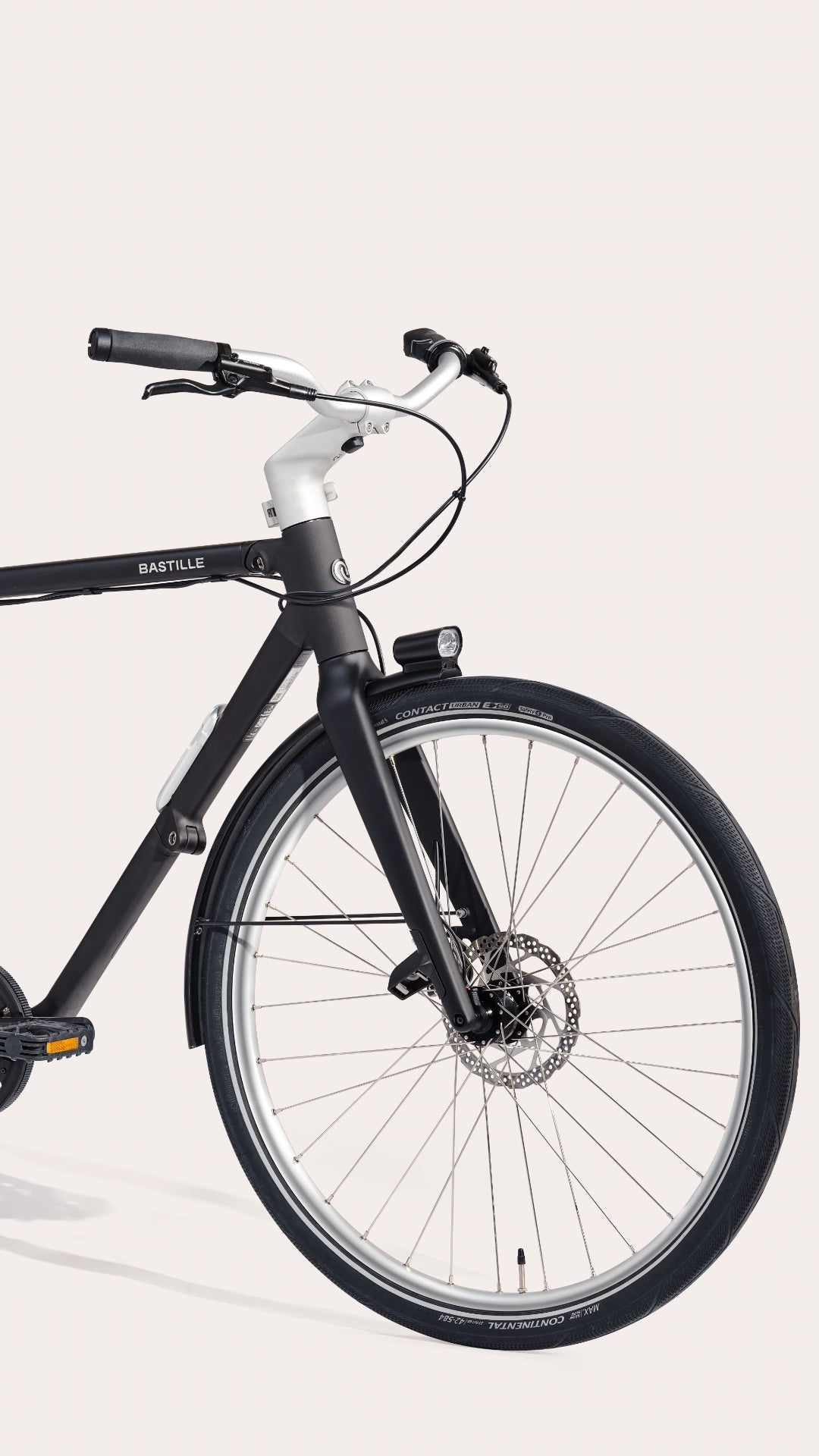 Pas d'écran ni de cockpit sur le guidon du bastille électrique.