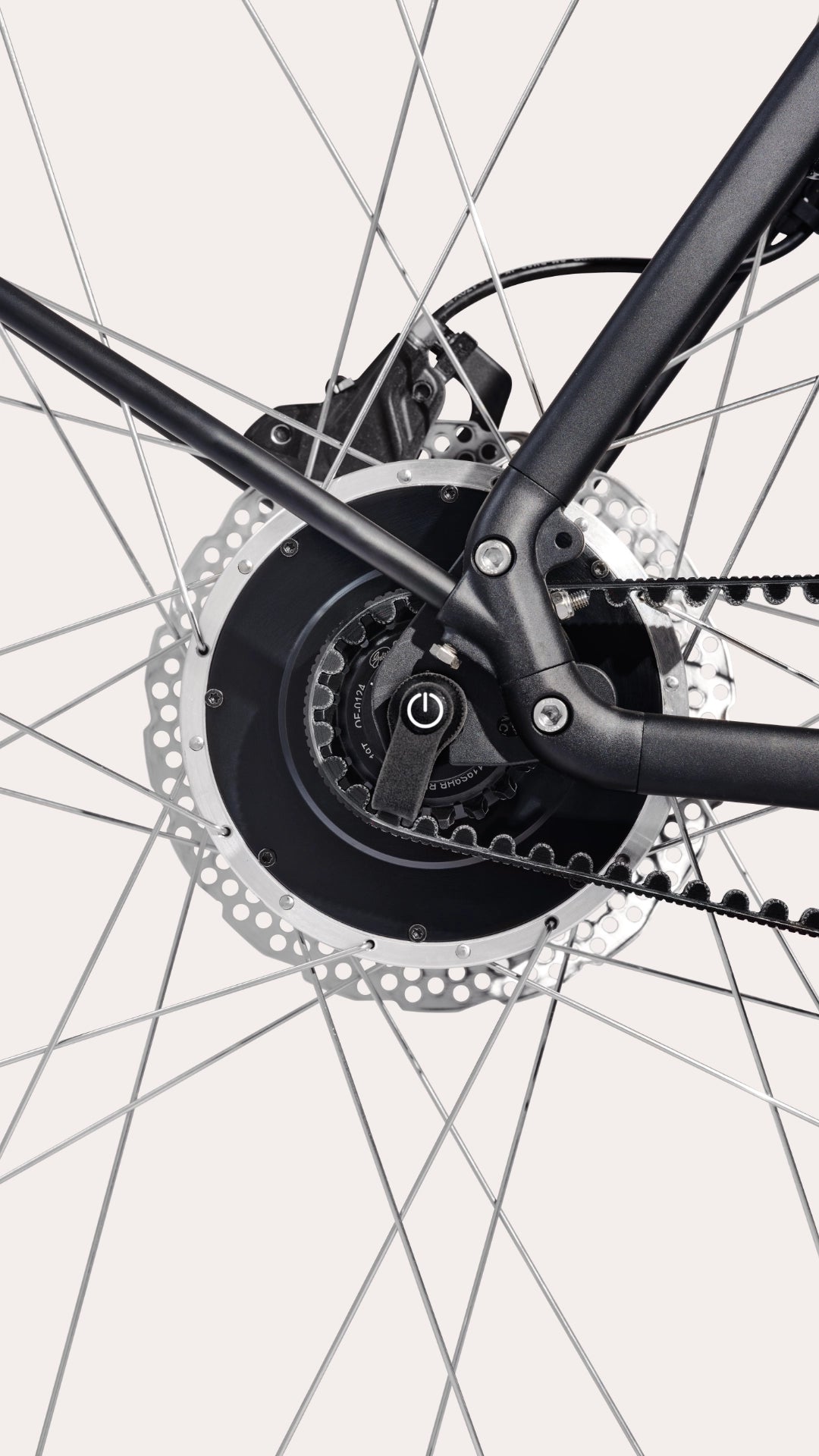 Zoom sur le moyeu arrière du Bastille électrique qui abrite le moteur.