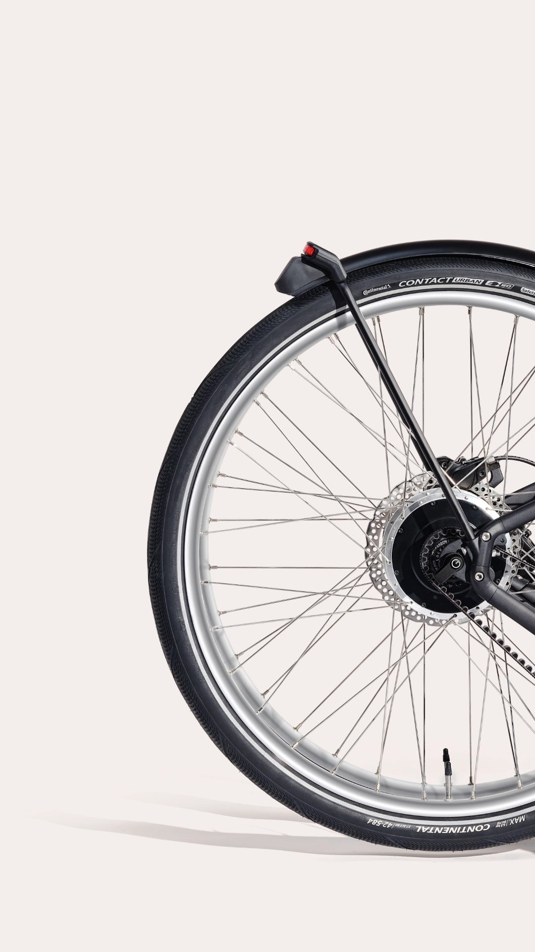 Les pneus du Bastille sont renforcés avec du kevlar pour résister aux crevaisons.