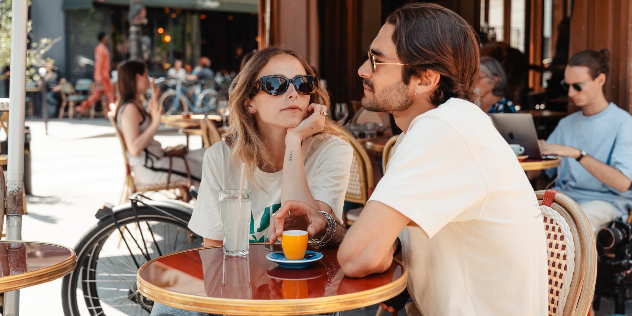 Un couple en terrasse avec le bastille électrique plié.