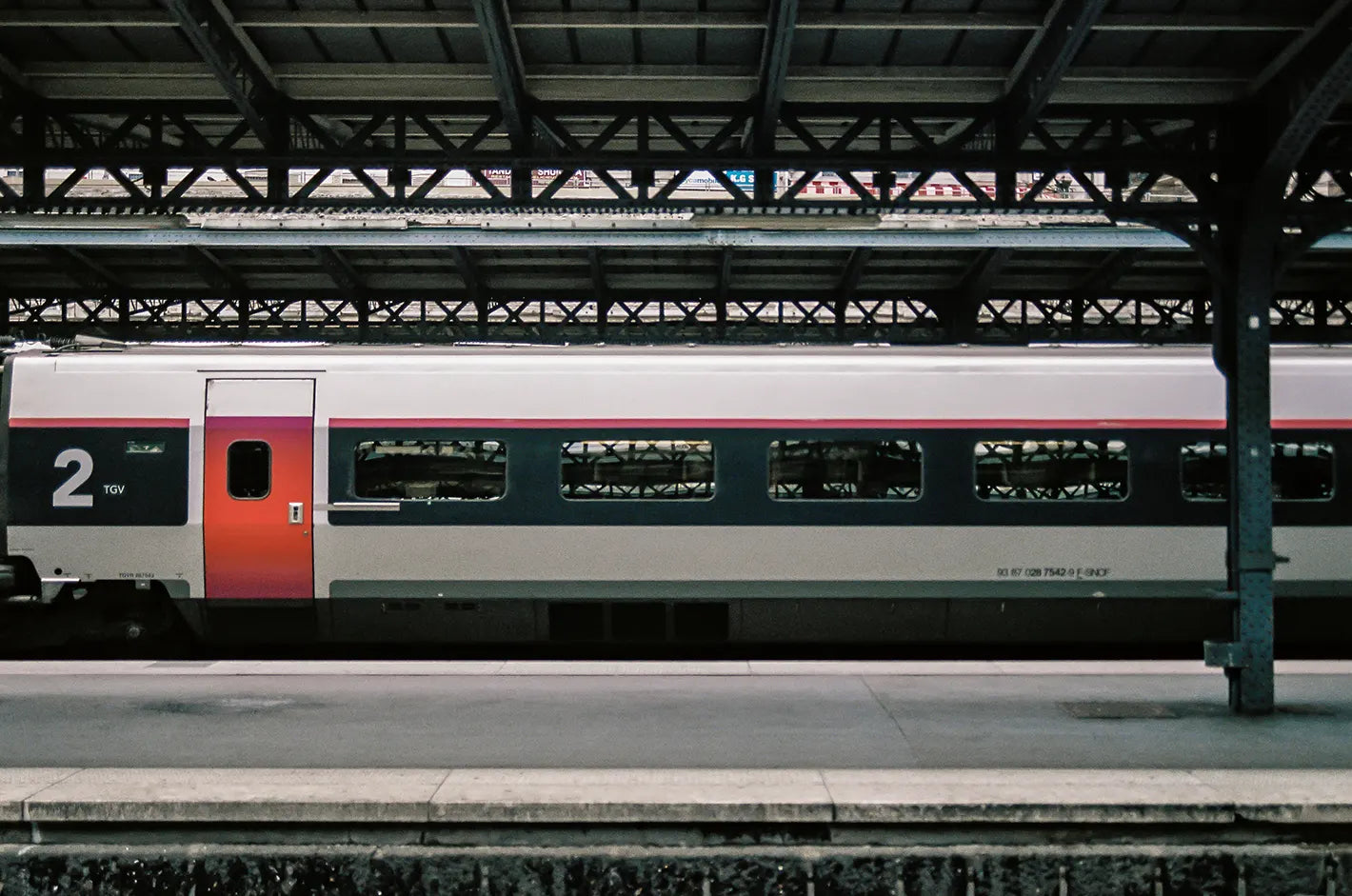 Train à quai dans une gare
