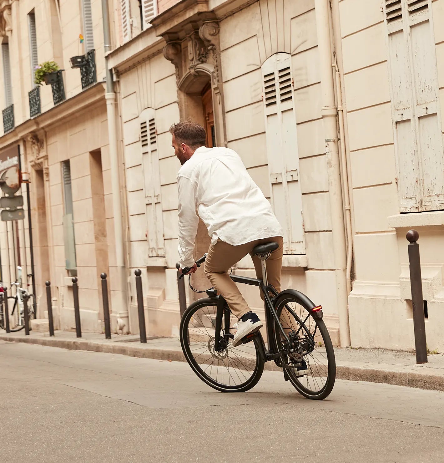 Homme urbain en train de rouler sur son vélo Bastille