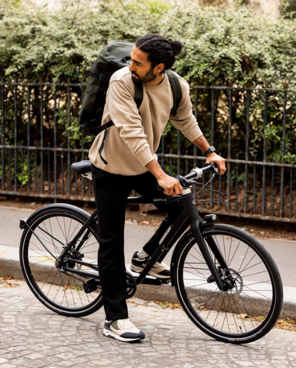 Un homme à l'arrêt avec son vélo Bastille