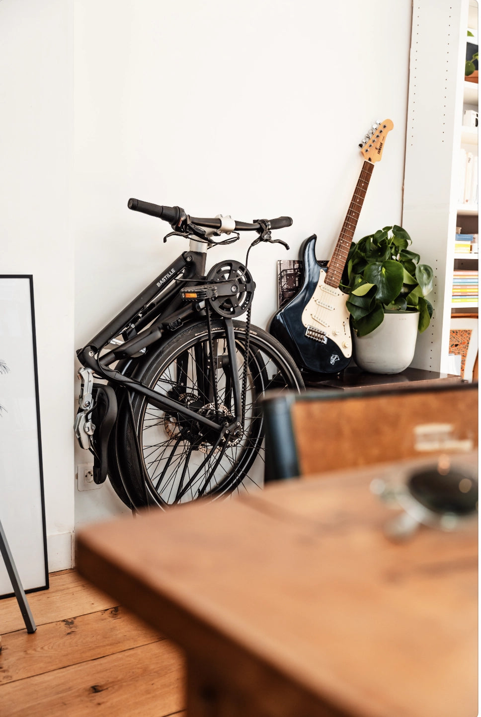 Le vélo Bastille plié dans un appartement se fait discret.