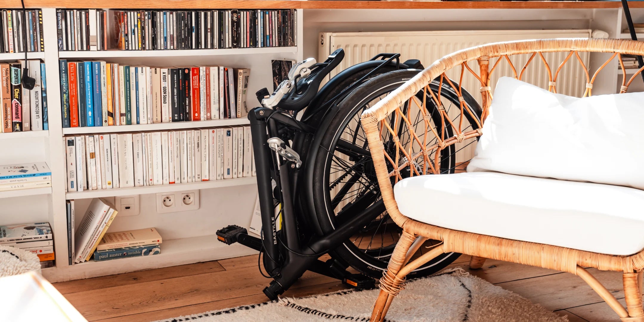 Le Bastille électrique plié dans un appartement lumineux.