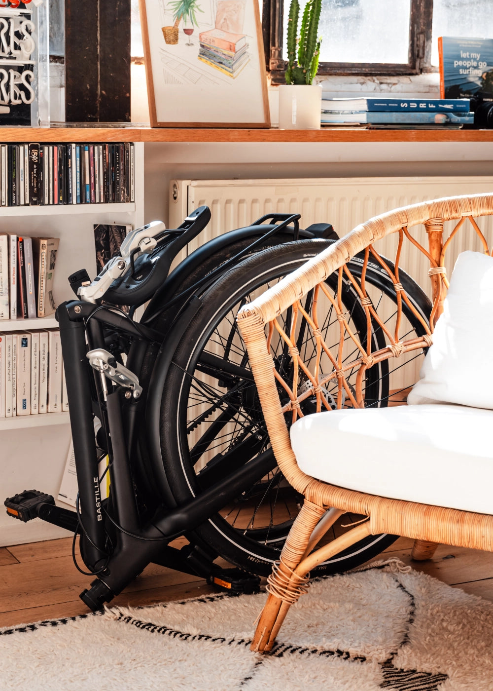 Le Bastille électrique plié dans un appartement lumineux.