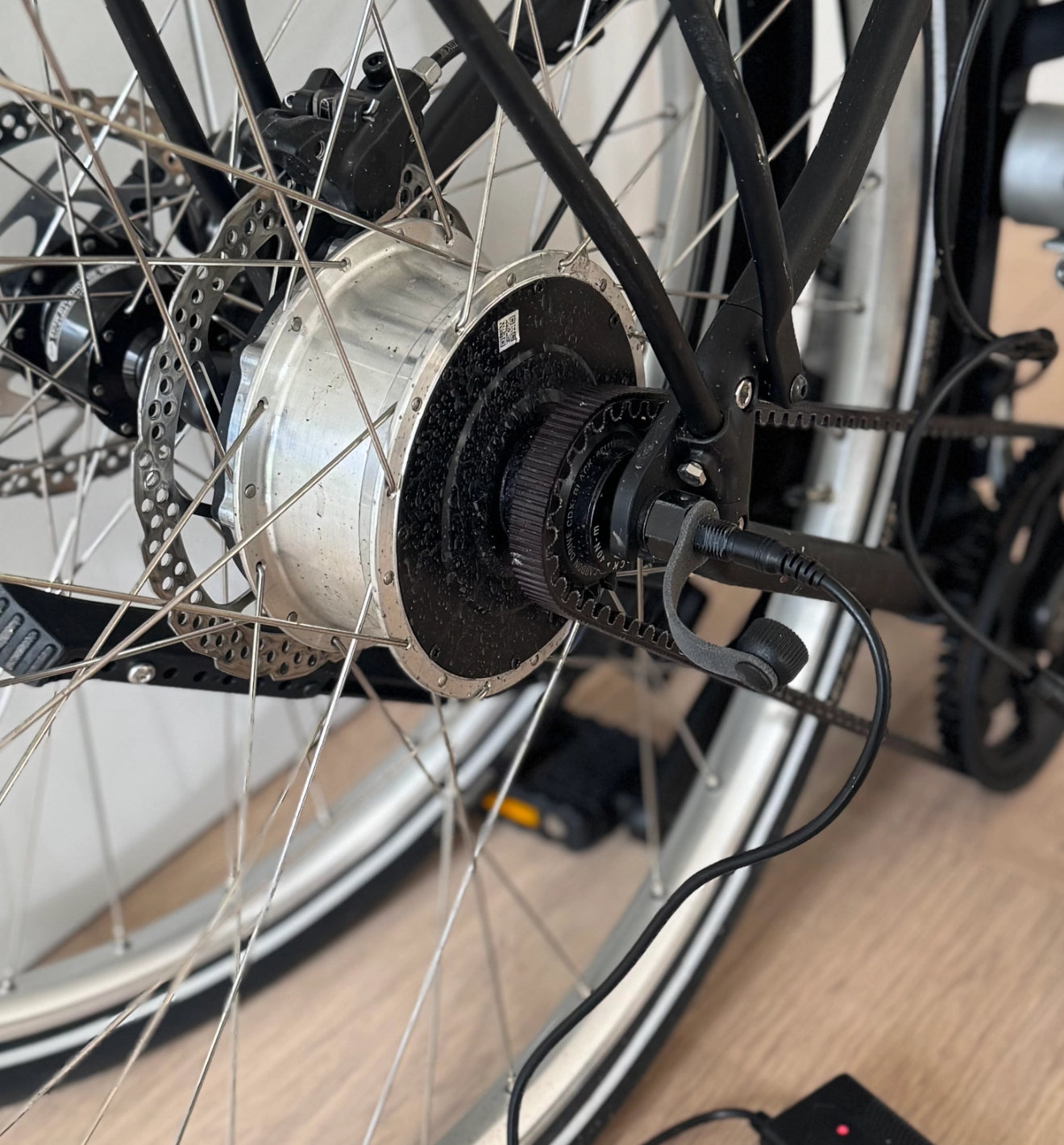 Pas de batterie à transporter.  Une assistance automatique.