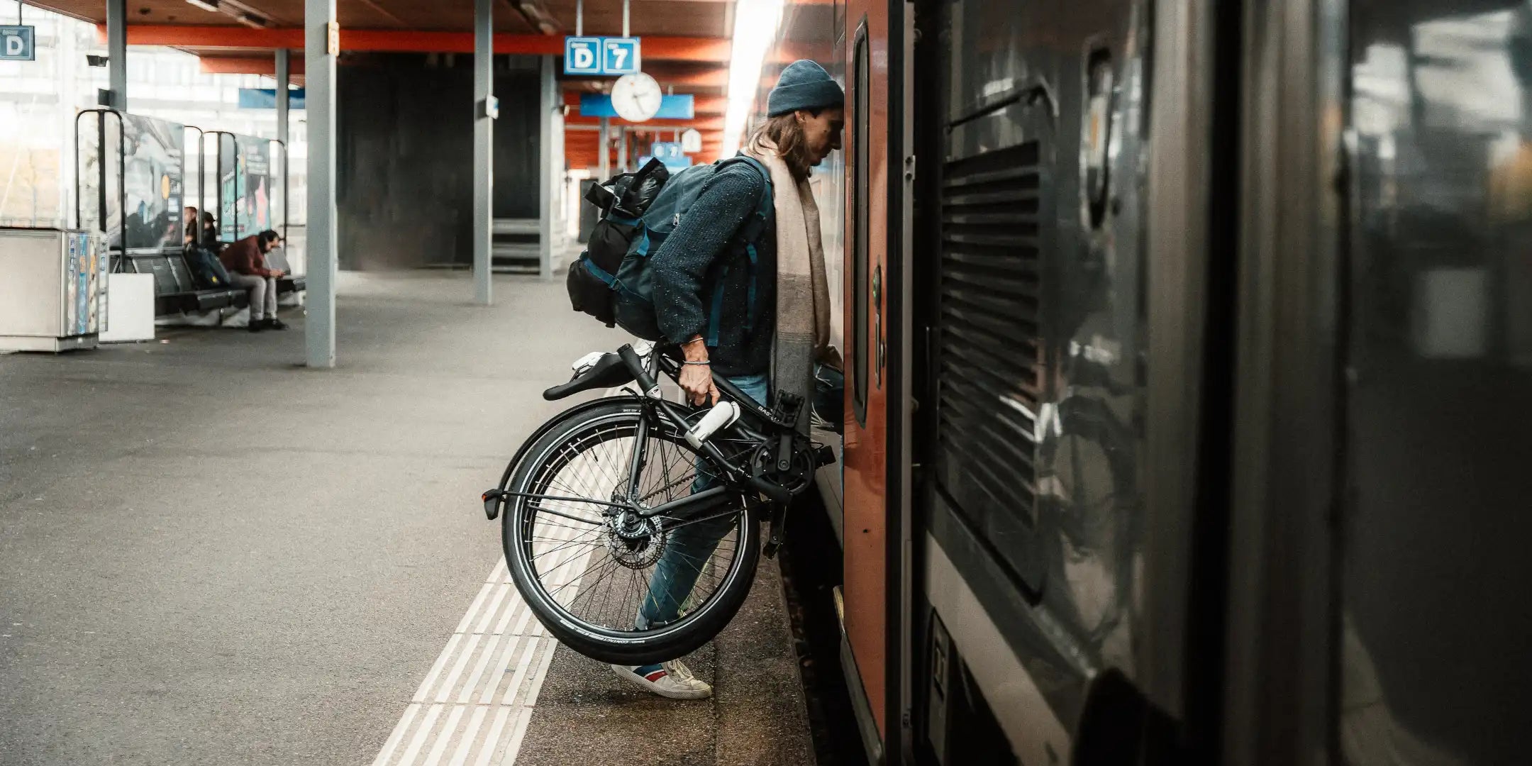 Vélo pliant adulte dans un train